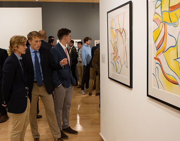 students discuss de Kooning works in Kohl Gallery
