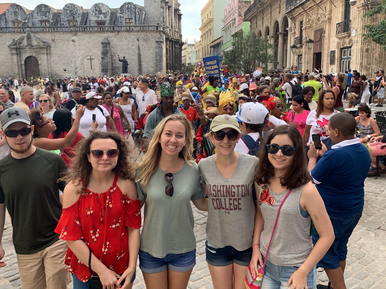 Cuba - Plaza with students