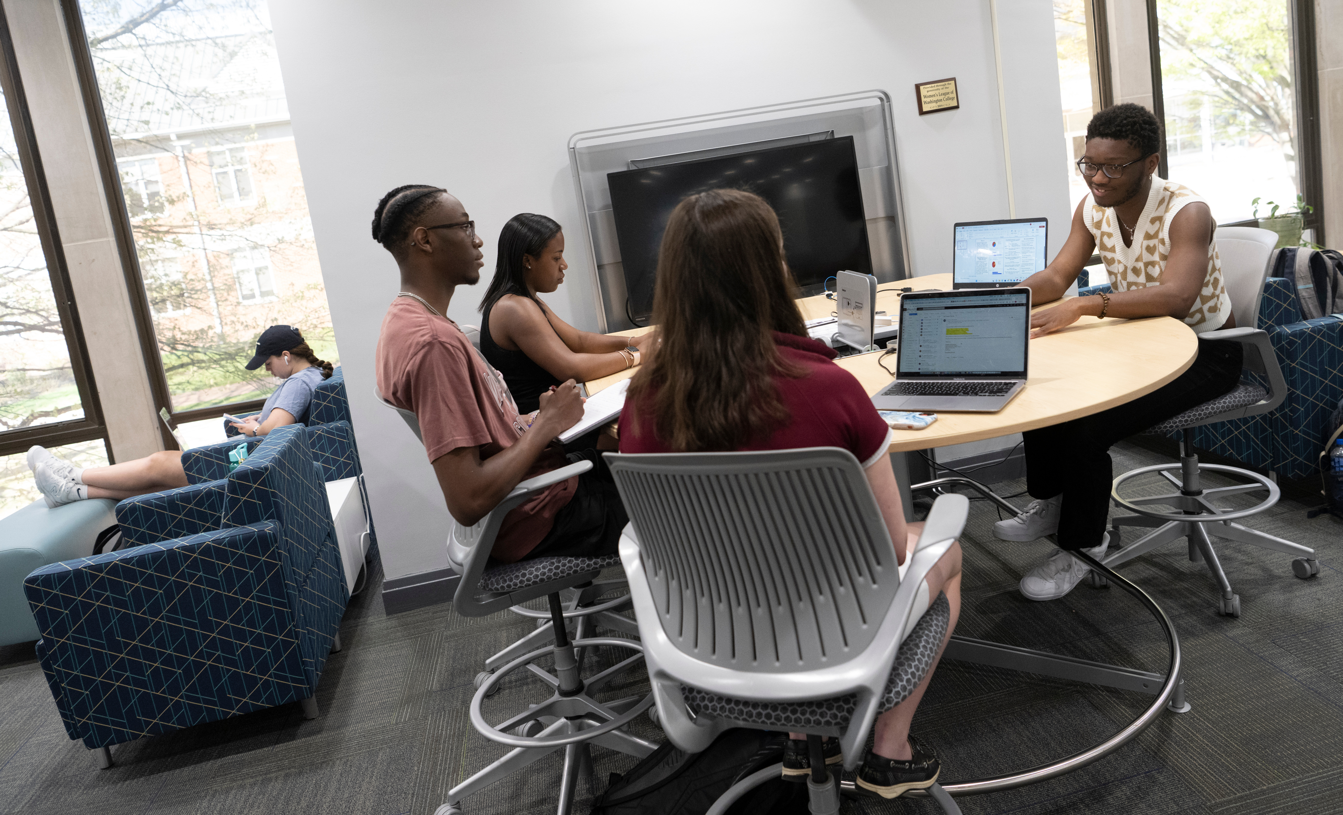 Peer mentors in the Washington College Miller Library