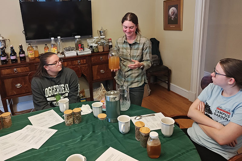 Kathy Thornton leads a workshop in the Alumni House