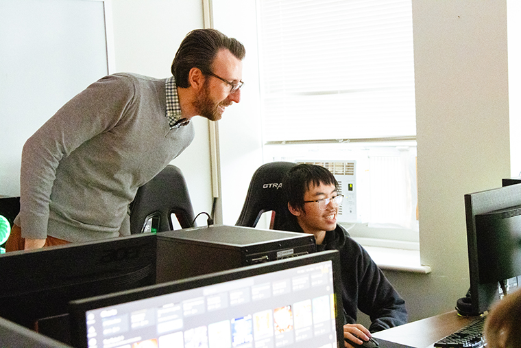 Dan Kochli works with students in the Esports lab during his Mindsets and Mulikills class