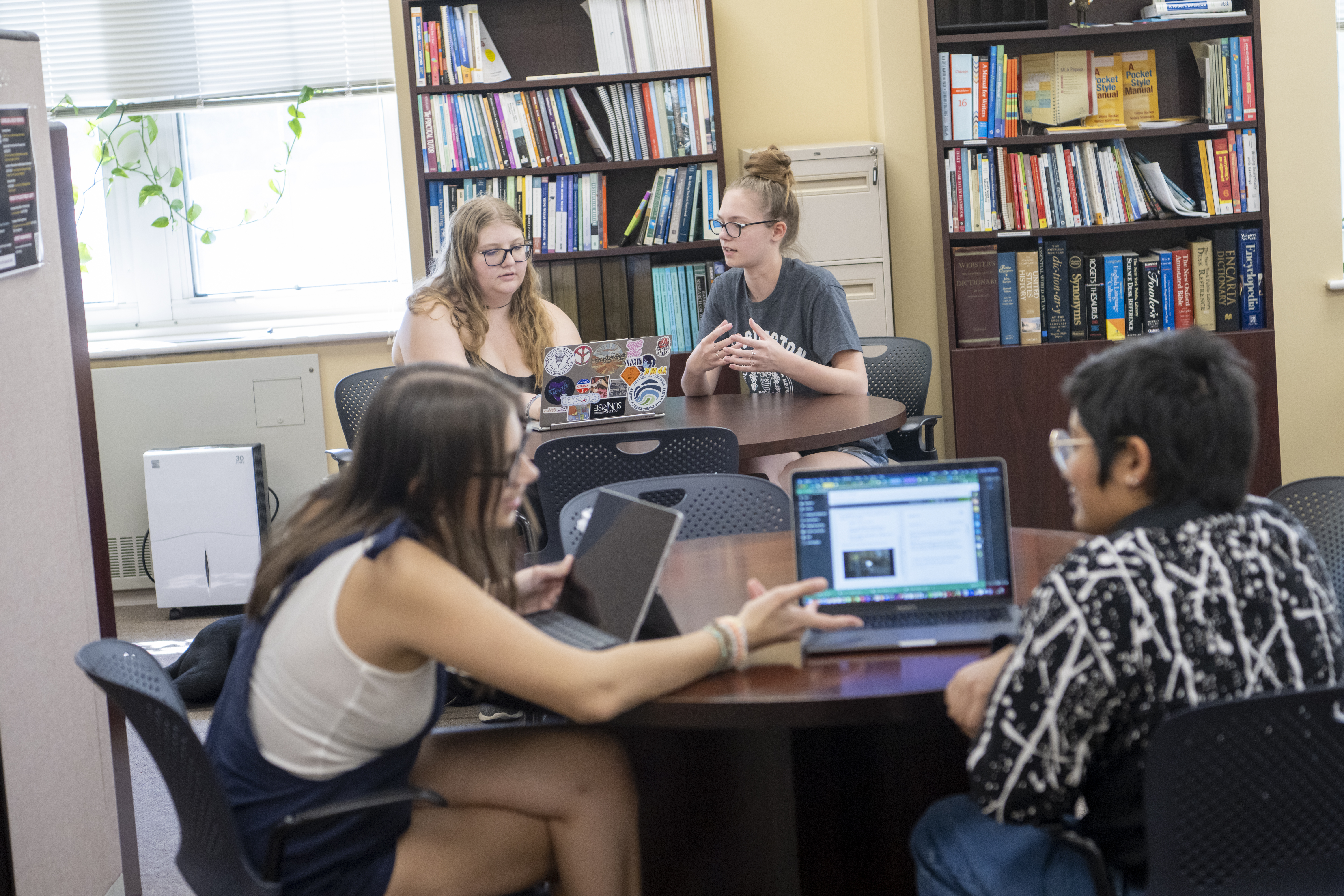Students and peer consultants in the writing center