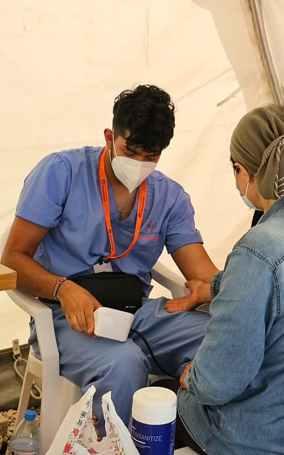 Jay Dadhania '24 tends to a patient in Turkey